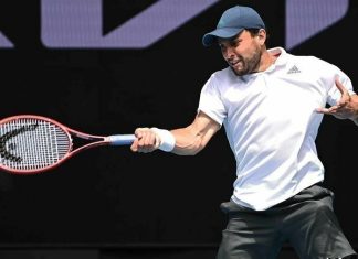 Аслан Карацев снялся с турнира в Гамбурге