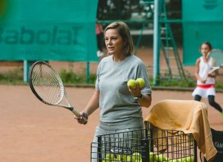 Мать Рублева ответила на обвинения в избиении 18-летней теннисистки