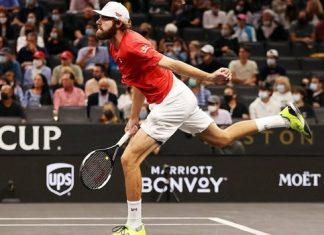 Матч на турнире в Мельбурне прервали из-за птицы, нагадившей на кепку американскому теннисисту