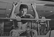 Мухаммед Али проиграл в схватке с хрупким стариком. Боксёр не смог сдвинуть его с места