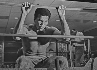 Мухаммед Али проиграл в схватке с хрупким стариком. Боксёр не смог сдвинуть его с места