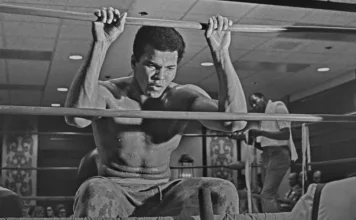 Мухаммед Али проиграл в схватке с хрупким стариком. Боксёр не смог сдвинуть его с места