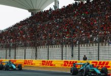 Фернандо Алонсо разминает онемевшие руки на скорости 300 км/ч. Видео