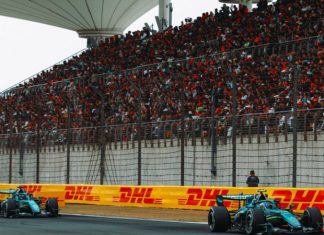 Фернандо Алонсо разминает онемевшие руки на скорости 300 км/ч. Видео