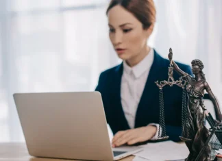 В чем заключается работа адвоката: профессиональная помощь и защита прав