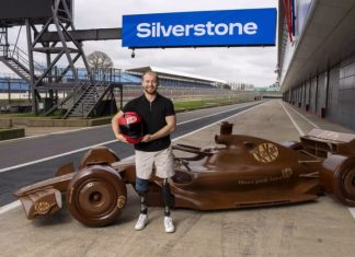 KitKat построил полноразмерный болид Формулы 1 из шоколада