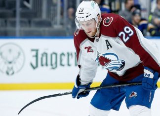 «Мне всё равно на травму вратаря, это вина их защитника». Беднар о матч-штрафе Маккиннона