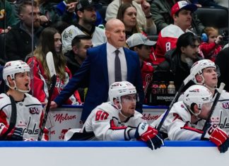 Тренер «Вашингтона» назвал двух лучших вратарей в НХЛ по игре с шайбой