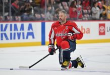 Александр Овечкин посетил магазин коллекционных карточек и заказал несколько коробок