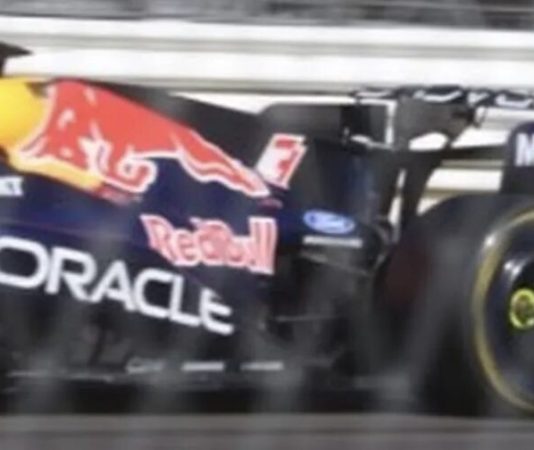 Команда Red Bull скопировала крыло-перевертыш Ferrari? Фото
