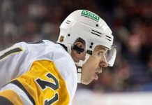 Малкин выбросил шайбу на скамейку «Филадельфии», едва не попав в тренерский штаб команды