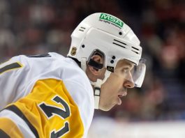 Малкин выбросил шайбу на скамейку «Филадельфии», едва не попав в тренерский штаб команды