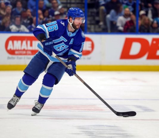 Нападающий «Тампы» Никита Кучеров признан первой звездой марта в НХЛ