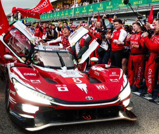 Toyota одолела Ferrari и начала с победы новый сезон WEC