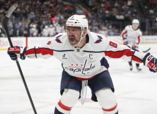 «Вашингтон» обыграл «Торонто» в матче НХЛ. Овечкин — без очков, вратаря хозяев заменили