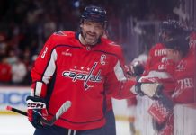 Видео: Овечкин отдал юной фанатке шайбу в обмен на чипсы на тренировке