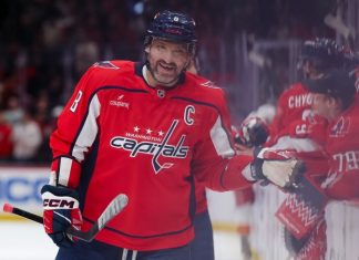 Видео: Овечкин отдал юной фанатке шайбу в обмен на чипсы на тренировке