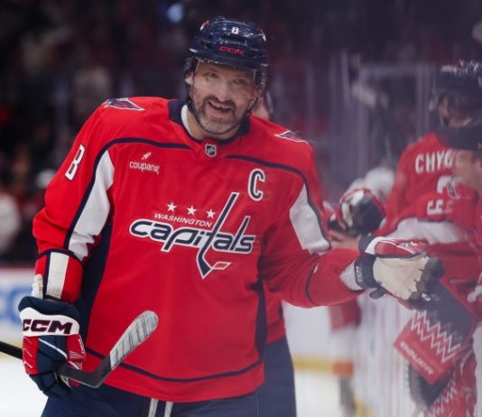 Видео: Овечкин отдал юной фанатке шайбу в обмен на чипсы на тренировке